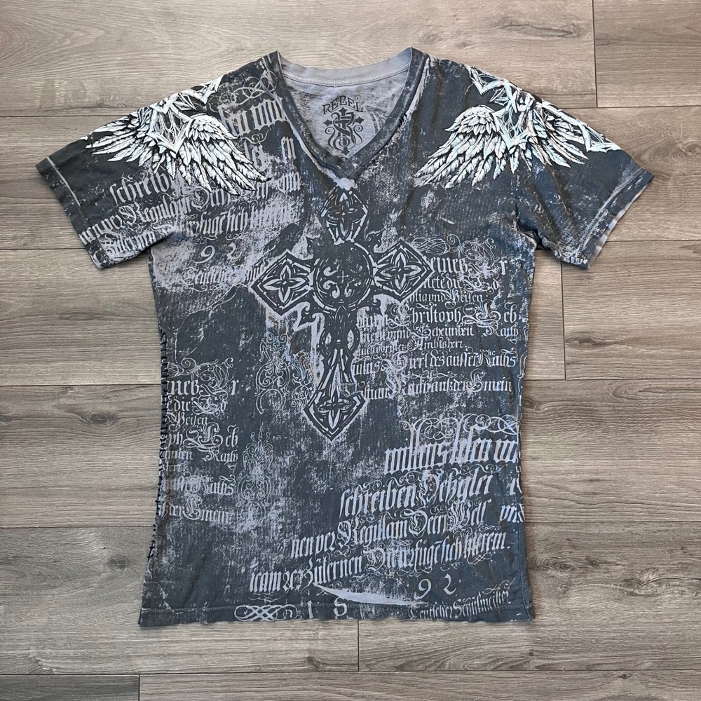 Rebel Saints Mens V-Neck Graphic T-Shirt Gray Y2K Cross Angel Wings Size L